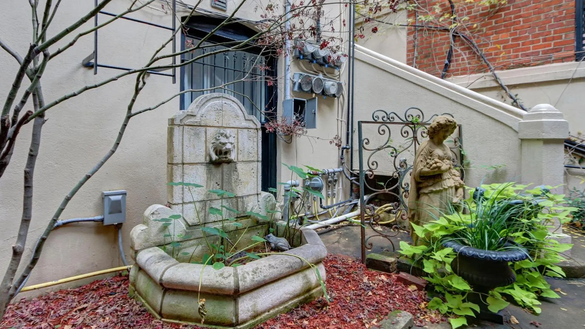 17 E Jones Garden Apartment Savannah
