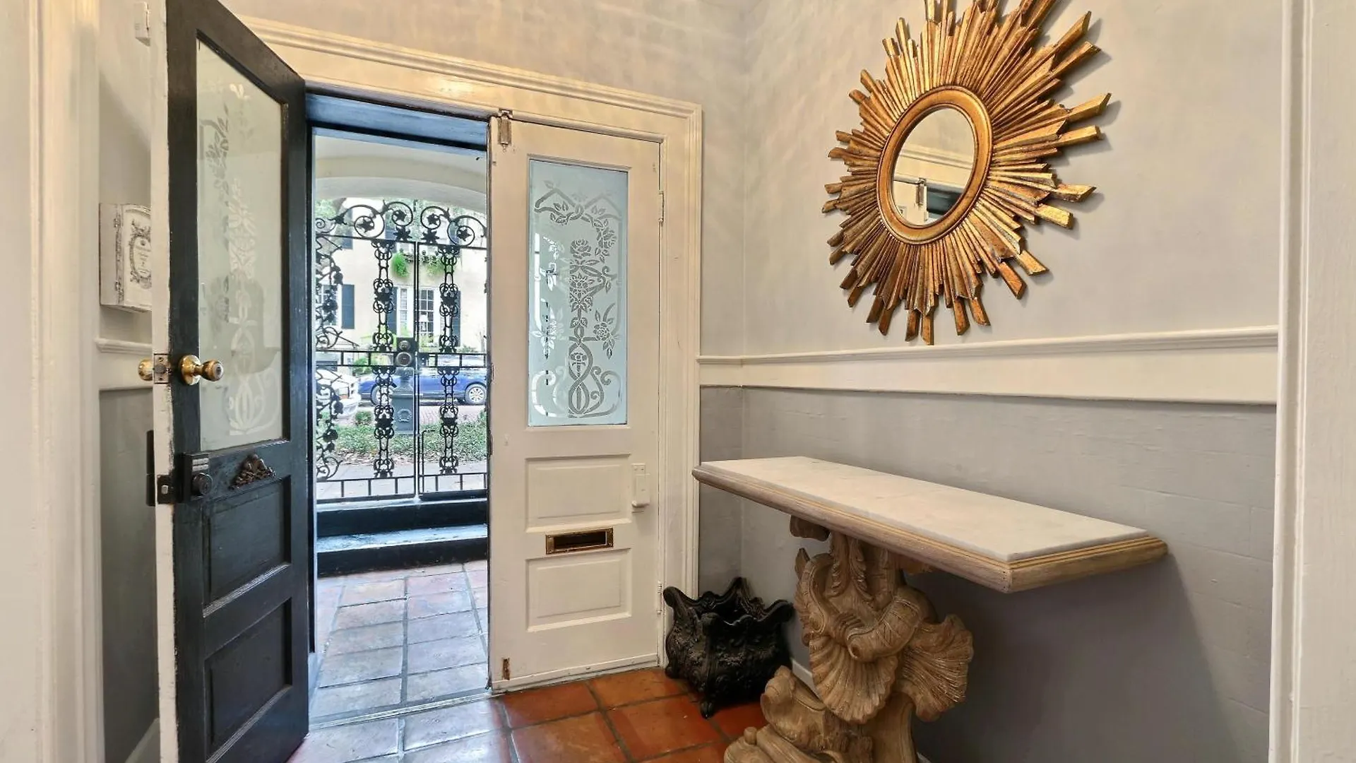 17 E Jones Garden Apartment Savannah United States