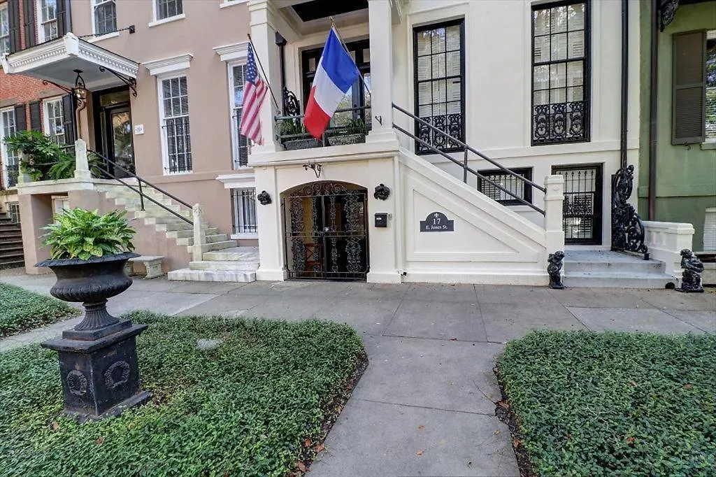 17 E Jones Garden Apartment Savannah