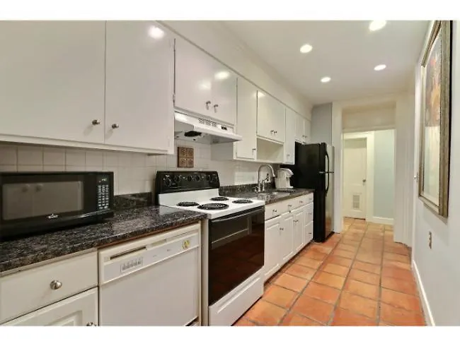 17 E Jones Garden Apartment Savannah