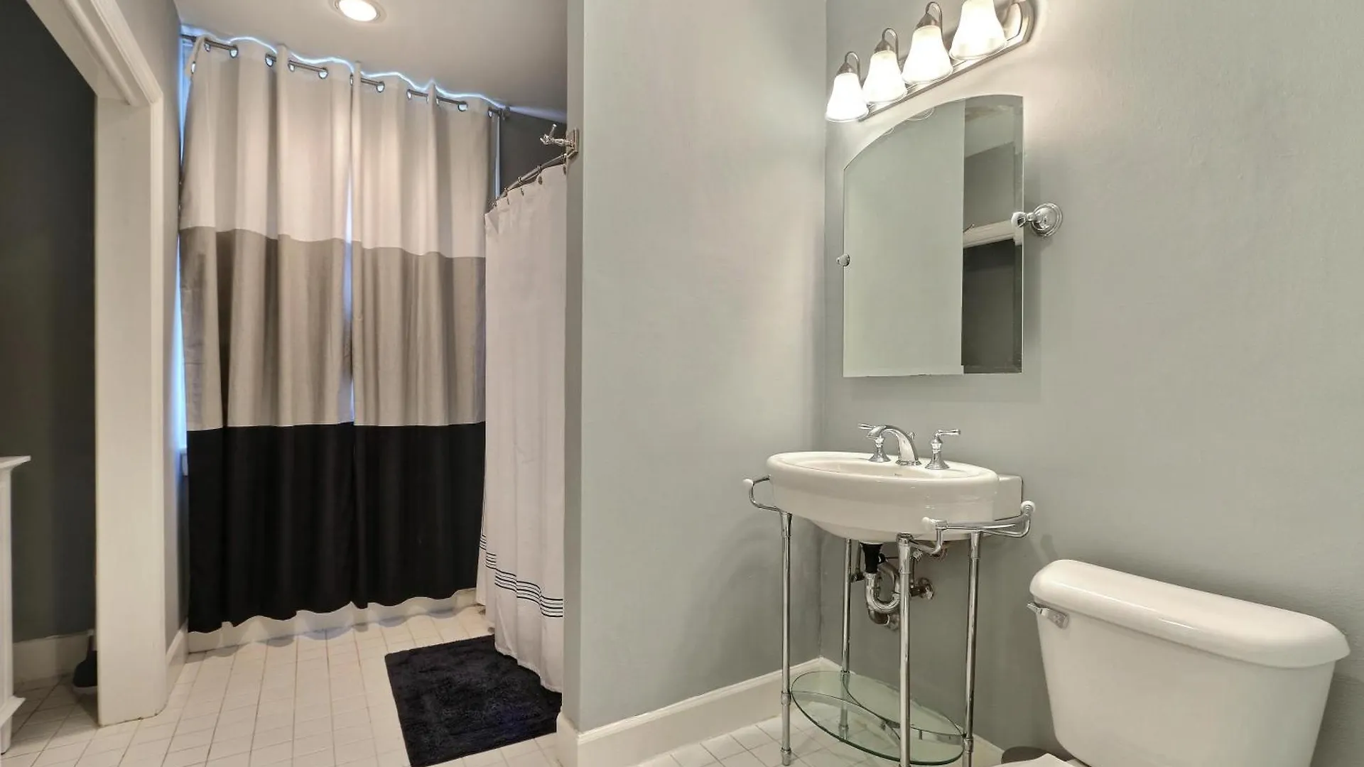 17 E Jones Garden Apartment Savannah